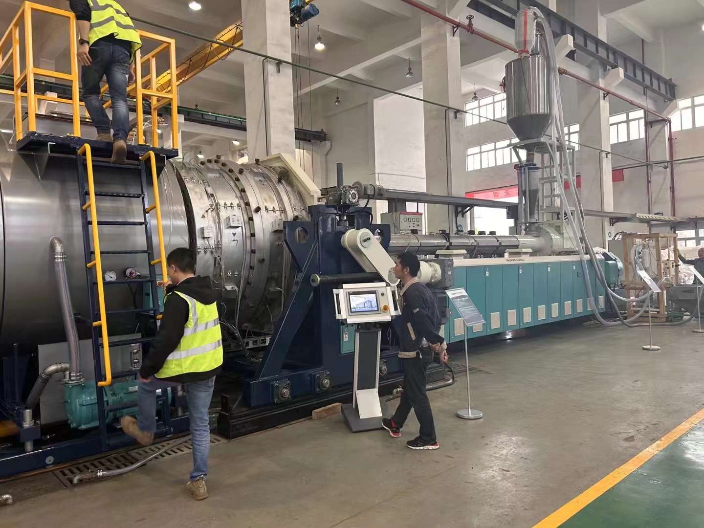 ຈຸດສໍາຄັນສໍາລັບອຸປະກອນເລີ່ມຕົ້ນແລະເຕັກໂນໂລຢີການຜະລິດຂອງທໍ່ PE ທີ່ມີເສັ້ນຜ່າກາງໃຫຍ່ກວ່າ 2000mm